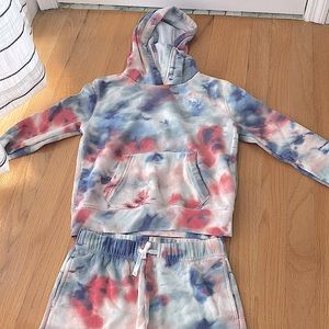 A comfortable set great for the airport.Original price:$45.Listing price:$32